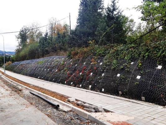 Zabezpečenie stability svahu pomocou mechanických zemných kotiev a prefabrikovaných drénov