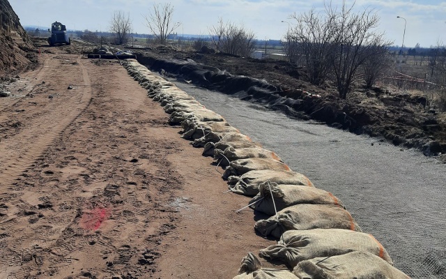 Strmý svah na hranici pozemku – technologické centrum Švédske šance