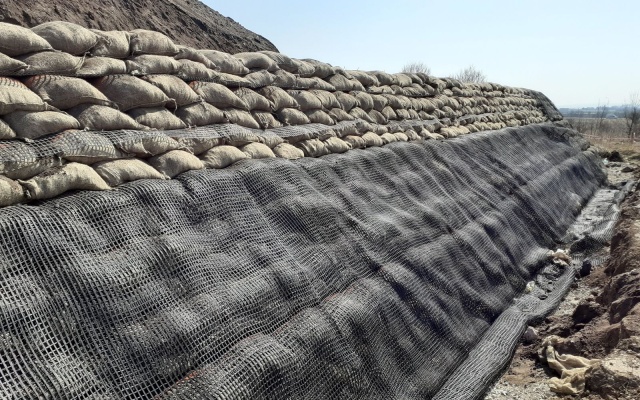 Strmý svah na hranici pozemku – technologické centrum Švédske šance