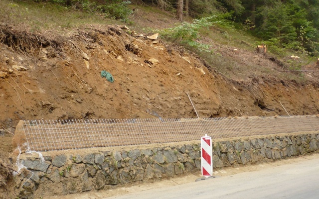 Výškové oddelenie cesty a cyklotrasy strmým svahom v Prášilech na Šumave