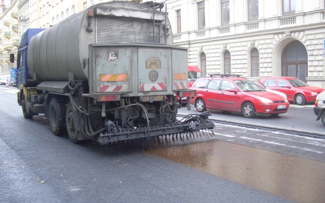 Celoplošná ochrana pred trhlinami na ulici Koliště v Brne