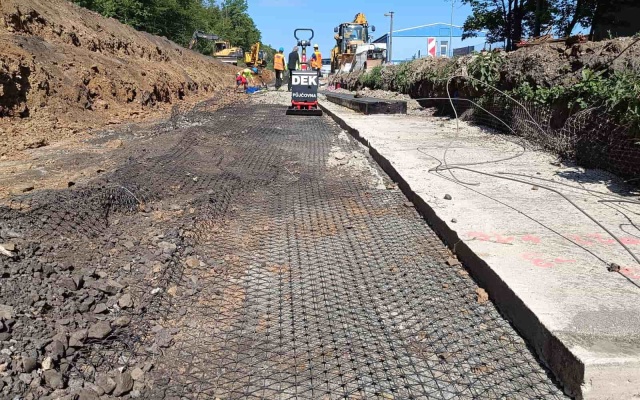 Oporný múr pri nástupišti železničnej zastávky Zastávka u Brna