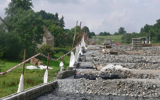 Oporná stena z vystuženej zeminy na železničnom koridore Votice - Benešov