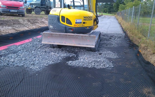 Zosilnenie podkladovej vrstvy komunikácie pri Šebetove