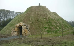 Vystužené zemné teleso s vnútornou umelou jaskyňou pri Olomouci