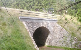 Protierózna ochrana krídel železničného mosta pri obci Urbaneč