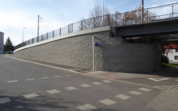 Oporný múr lávky na železničnej trati Tábor – Bechyně