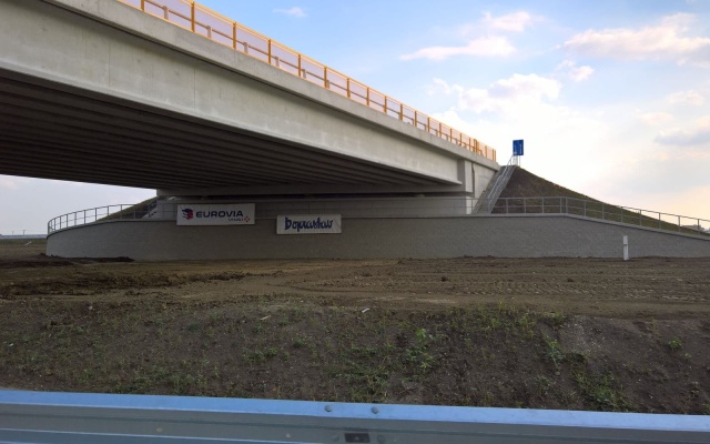 Vyztužená zeď u opěry mostu na dálnici D1 Senec - Blatné, křižovatka Blatné