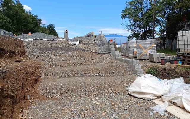 Oporný múr pri nástupišti železničnej zastávky Zastávka u Brna