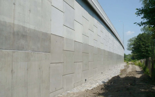 Oporný múr z veľkoplošných panelov v Ostrave (u Zeleniny)