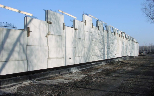 Oporný múr z veľkoplošných panelov v Ostrave (u Zeleniny)