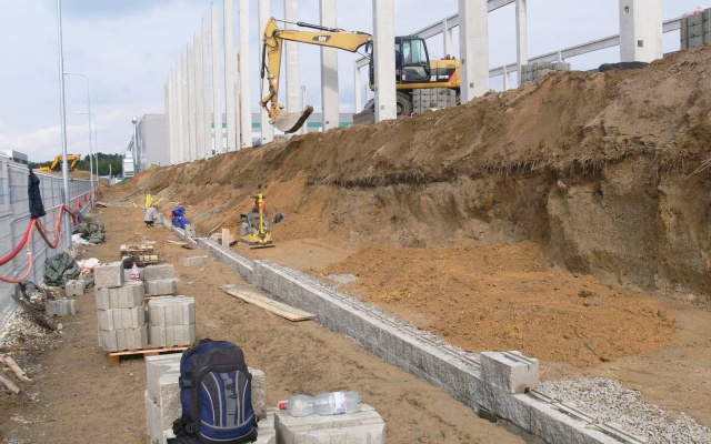 Liberec, oporný múr v areáli VGP parku