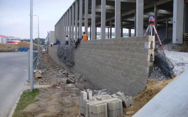 Liberec, oporný múr v areáli VGP parku