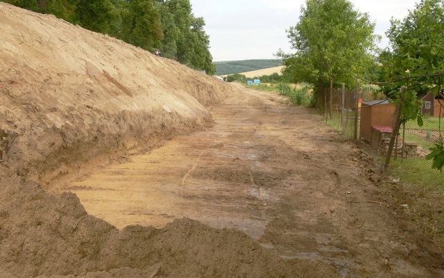 Oporné múry zo systému z vystuženej zeminy s lícom z drobných betónových tvaroviek a vystužené strmé svahy v Bučoviciach