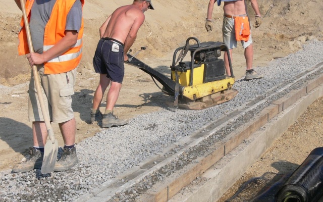 Oporné múry zo systému z vystuženej zeminy s lícom z drobných betónových tvaroviek a vystužené strmé svahy v Bučoviciach