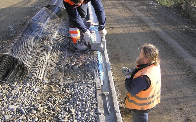 Oporné múry zo systému z vystuženej zeminy s lícom z drobných betónových tvaroviek a vystužené strmé svahy v Bučoviciach