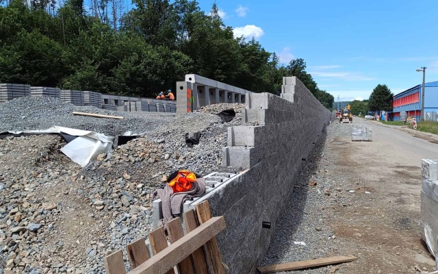 Oporný múr pri nástupišti železničnej zastávky Zastávka u Brna