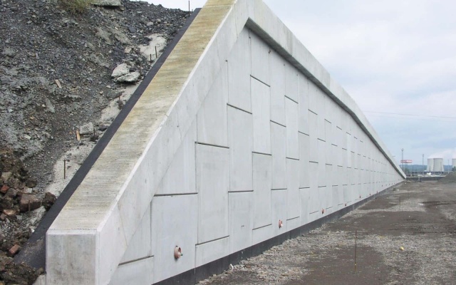 Oporná stena z veľkoplošných panelov na diaľnici D47 v Ostrave (rampa 8 MÚK Rudná)