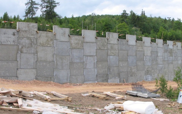Oporný múr z veľkoplošných panelov na preložke cesty I/7 Chomutov – Křimov