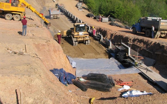 Oporný múr z veľkoplošných panelov na preložke cesty I/7 Chomutov – Křimov
