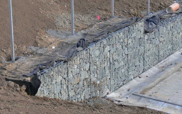 Gabiónový múr v areáli firmy Mercedes, Brno