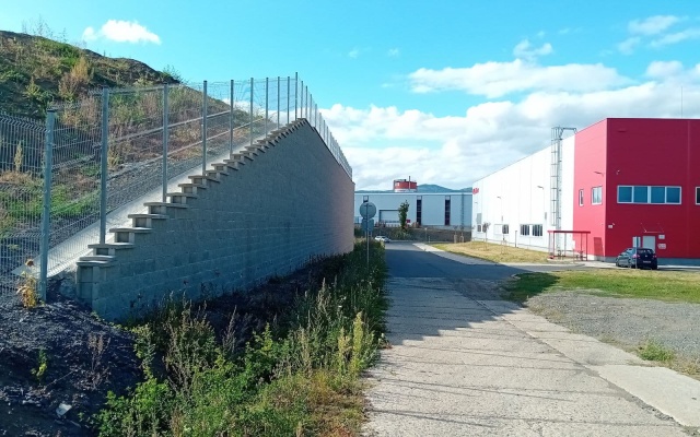 Oporné múry v priemyselnom parku v Ostrove nad Ohří