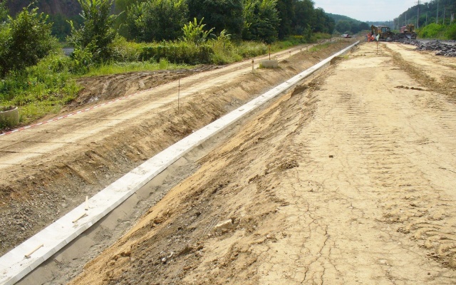 Odvodnenie násypového telesa preloženej cesty v Roztokách pri Prahe