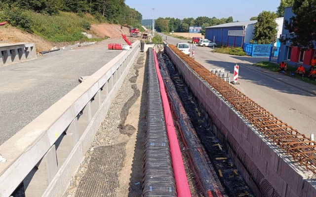 Oporný múr pri nástupišti železničnej zastávky Zastávka u Brna