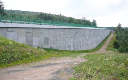 Oporný múr z veľkoplošných panelov na preložke cesty I/7 Chomutov – Křimov