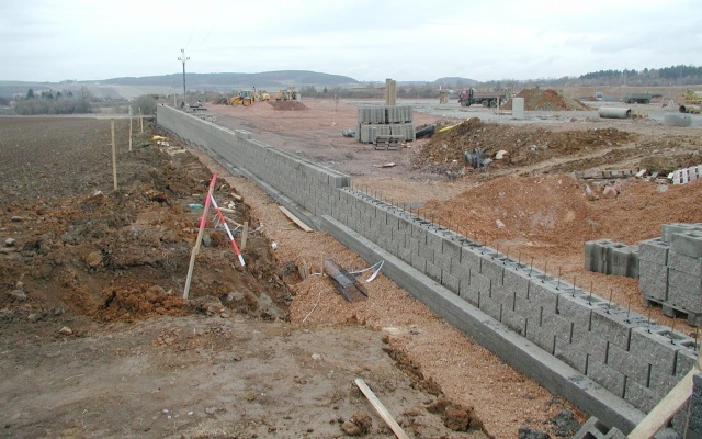 Oporná stena obchodného centra Olympia v Plzni