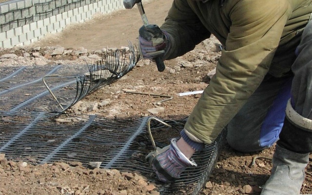 Oporná stena obchodného centra Olympia v Plzni