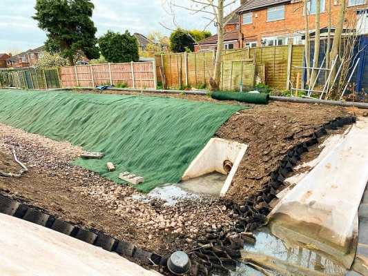 Príklady použitia zemných kotiev na zabezpečenie stability strmých svahov