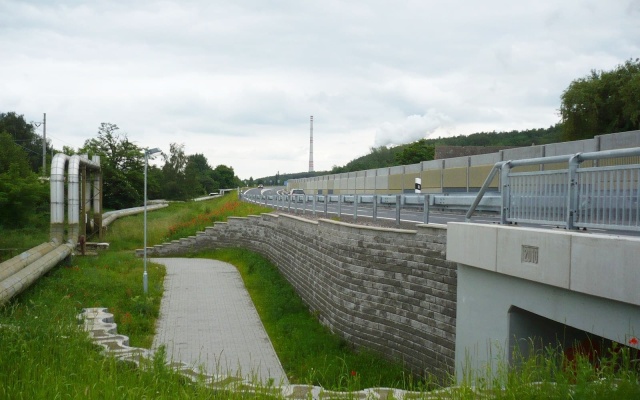 Oporné múry zo systému z vystuženej zeminy vo Chvaleticích