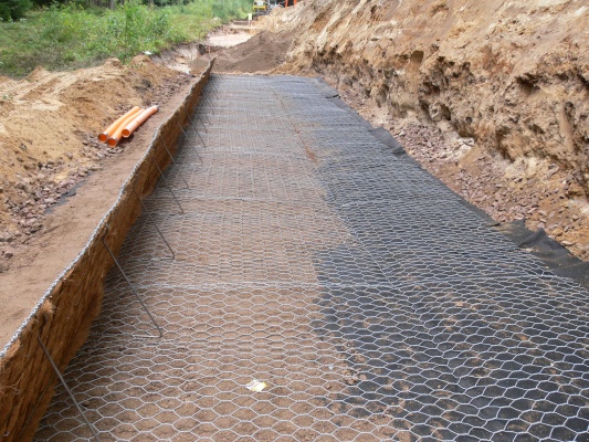 Troskovice, Cesta III/28115, strmý svah z vystuženej zeminy