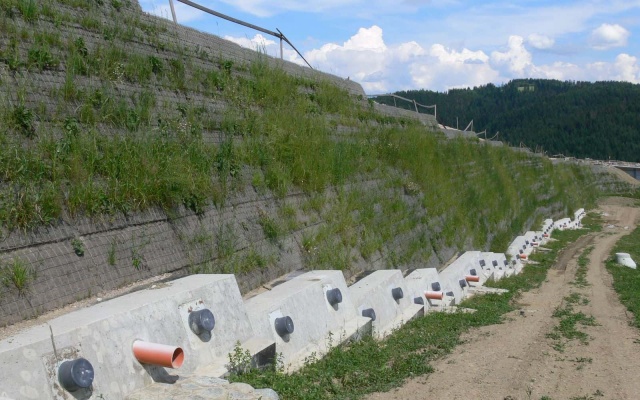 Vyztužené svahy pod diaľnicou D3 v úseku Svrčinovec – Skalité