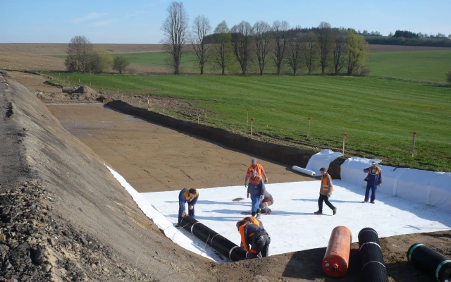 Založenie novo budovaného násypu rekonštruovanej cesty II/405 Příseka–Brtnice