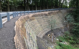 Troskovice, Cesta III/28115, strmý svah z vystuženej zeminy