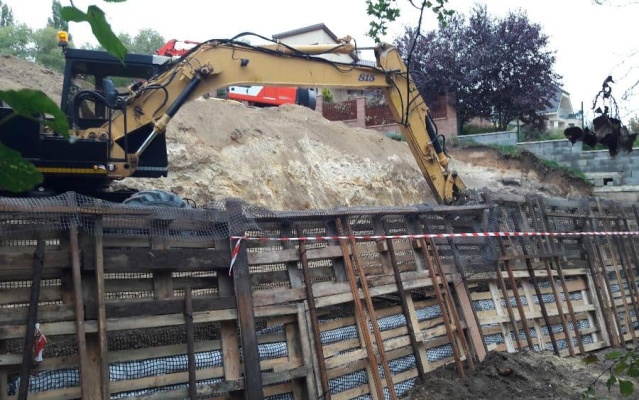 Slaný, strmý svah na hranici pozemku