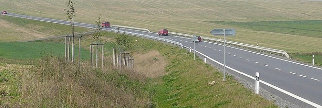 Založenie cestného násypu na zvodnenom mäkkom podloží s rybničními sedimentami