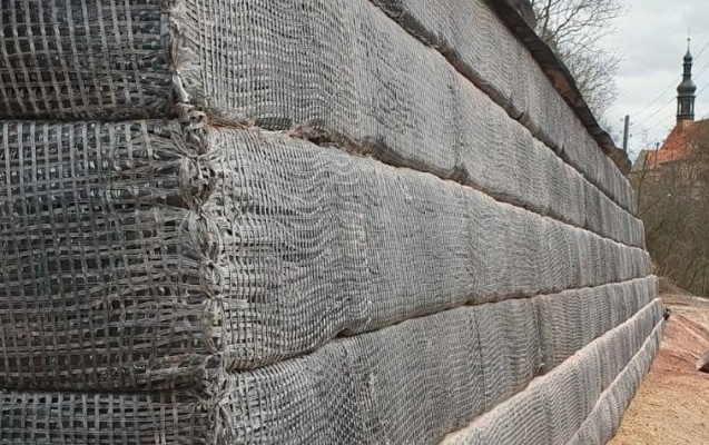 Realizácia zjazdu na strmý pozemok v Kadani