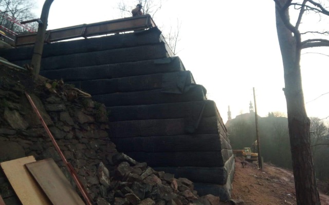 Realizácia zjazdu na strmý pozemok v Kadani