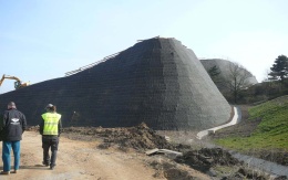 Ochranný zemný val z vystuženej zeminy neďaleko Března u Chomutova