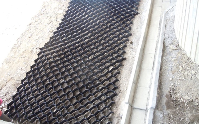 Protierózna ochrana svahov odvodňovacej priekopy v Poprade