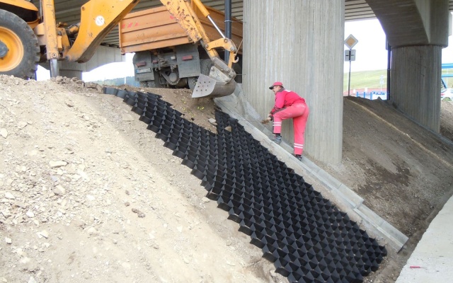 Protierózna ochrana svahov odvodňovacej priekopy v Poprade
