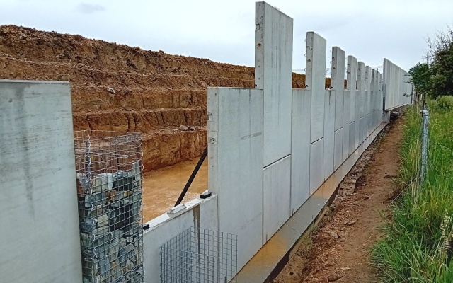 Oporný múr z vystuženej zeminy s lícom veľkoplošných panelov na trati vo Vlkove pri Tišnove