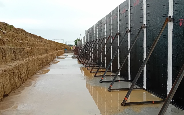 Oporný múr z vystuženej zeminy s lícom veľkoplošných panelov na trati vo Vlkove pri Tišnove