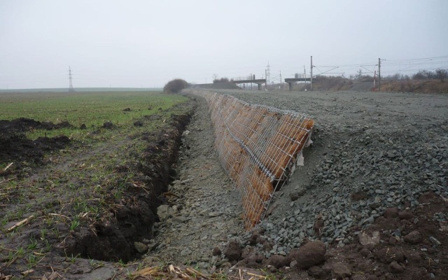 Ochranný protipovodňový val na železničnej trati Zaječí-Šakvice
