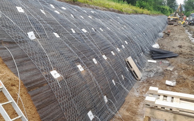 Zabezpečenie stability svahu zemnými kotvami na ceste III/48414 v Lubne