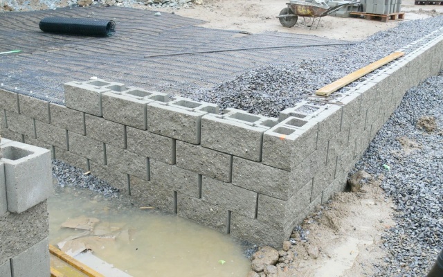 Oporný múr v areáli obchodného centra v Jihlave