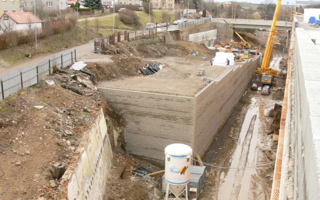 Oporný múr v areáli obchodného centra v Jihlave